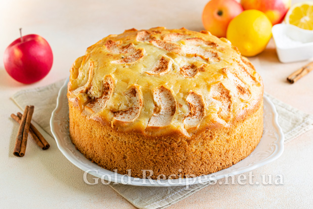 Пиріг з яблуками на молоці (дуже смачний заливній пиріг на швидку руку!)