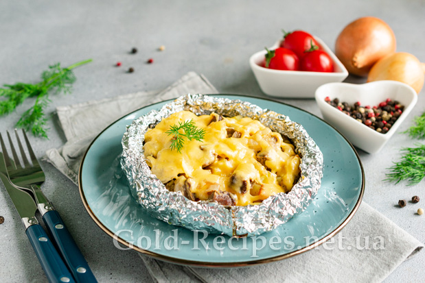 Картопля з м'ясом в духовці у фользі (рецепт з сиром, овочами та майонезом)