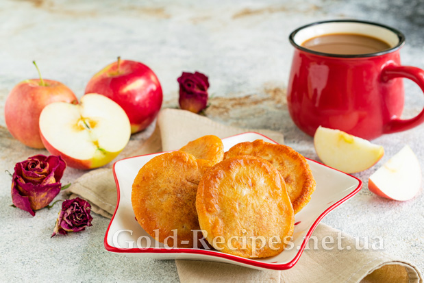 Оладки з яблуками на молоці