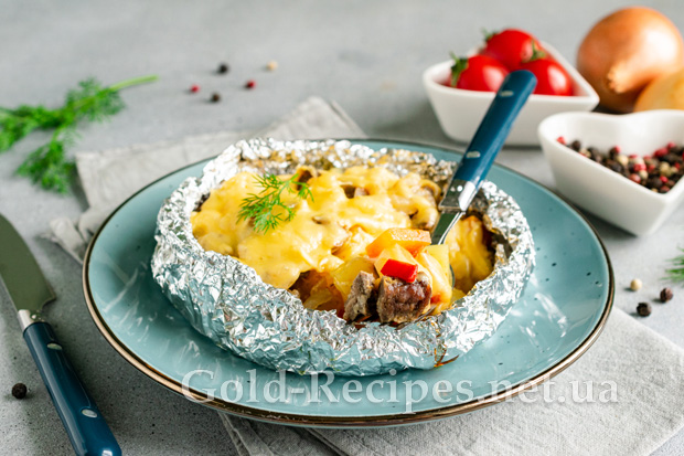 Картопля з м'ясом в духовці у фользі (рецепт з сиром, овочами та майонезом)