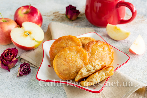 Оладки з яблуками на молоці