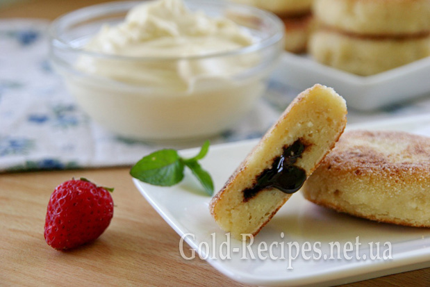 Сирники з манкою та шоколадом всередині