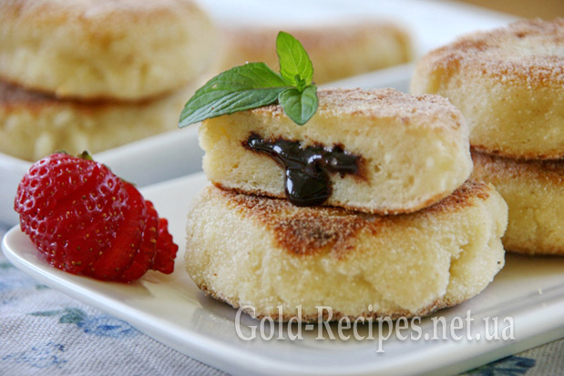 Сирники з манкою та шоколадом всередині